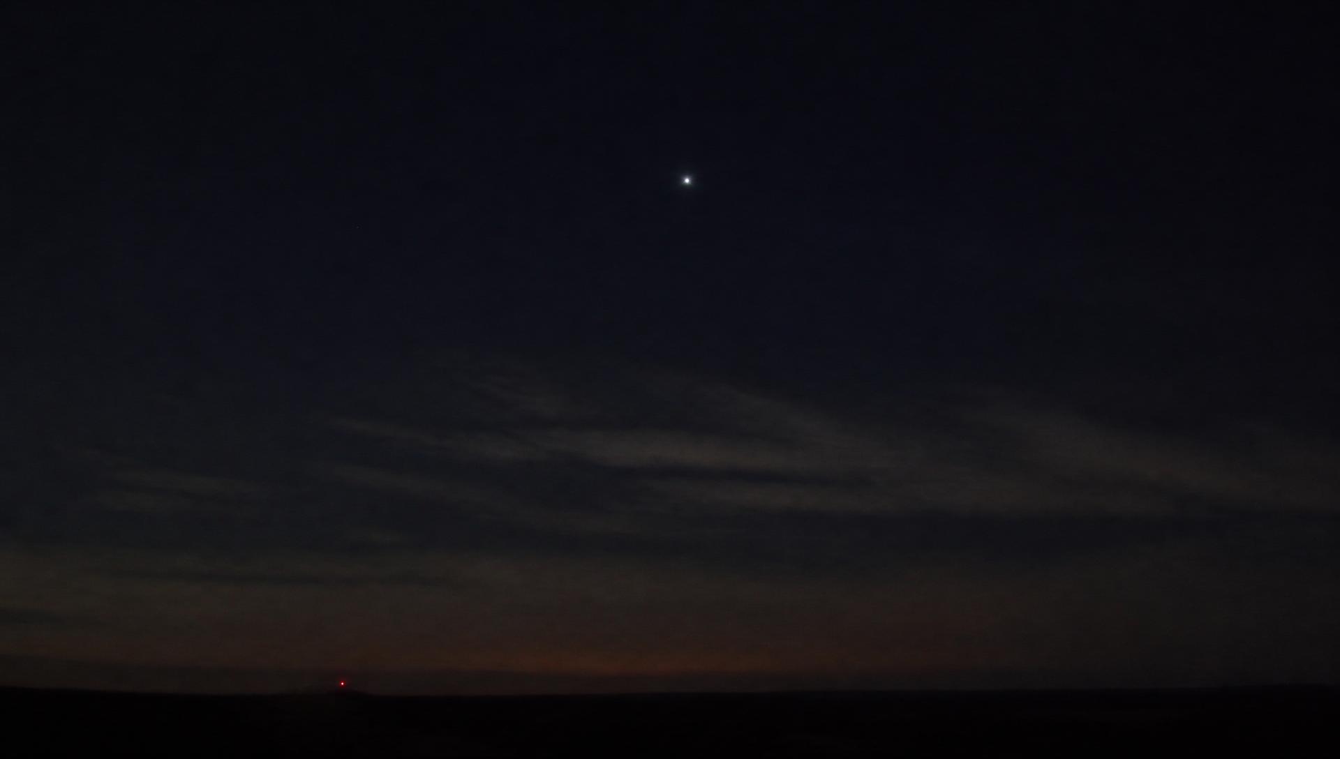Estrella aislada sobre un cielo nocturno profundo.